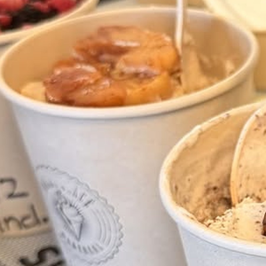 Pot de crème glacée Hoche Glacé : Caramel & pacanes